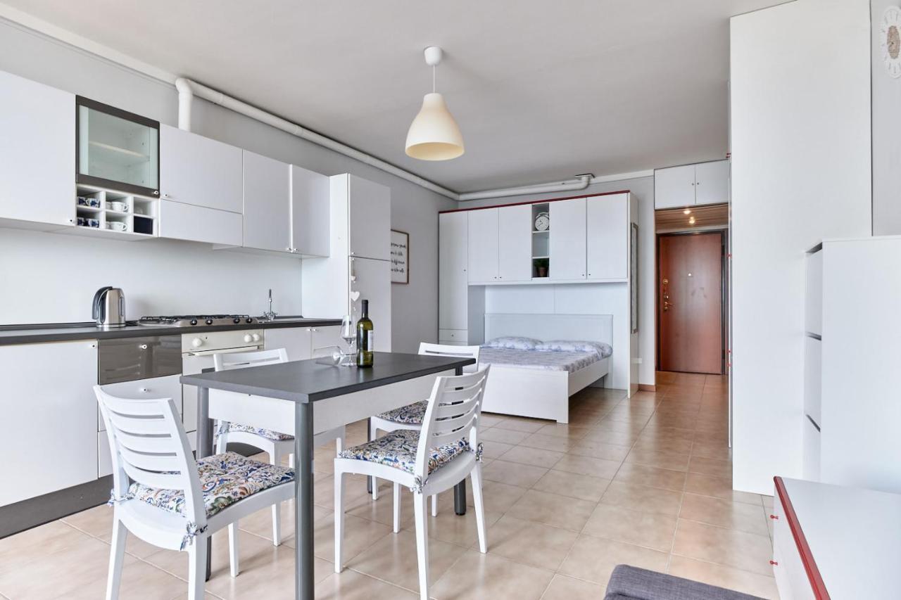 Lydie Apt. Exclusive Holigarda Desenzano del Garda Exterior photo